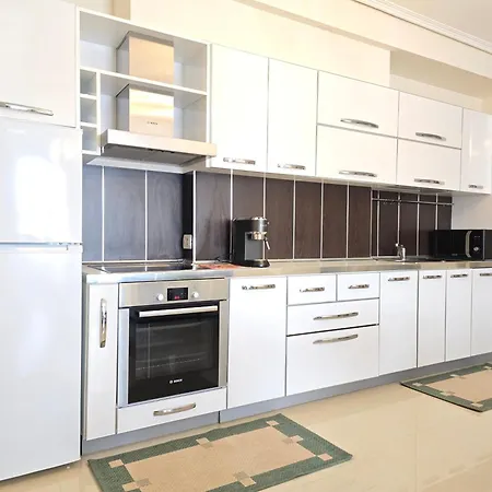 Jona's Top-floor Oasis Apartment