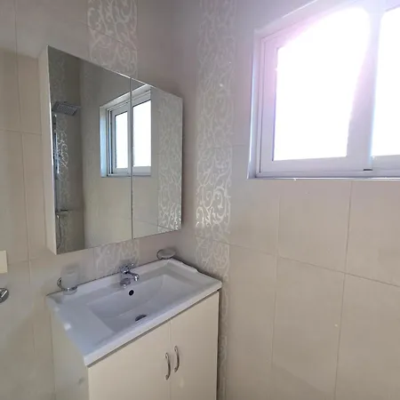 Jona's Top-floor Oasis Apartamento