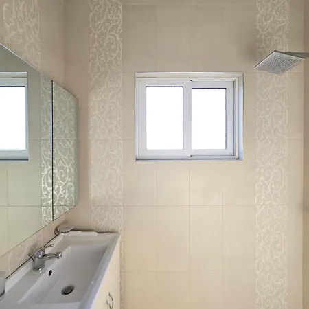 Jona's Top-floor Oasis Apartamento