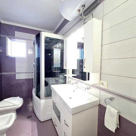 Jona's Top-floor Oasis Apartamento