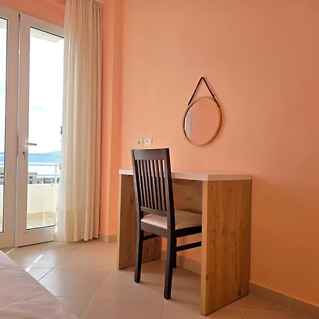 Jona's Top-floor Oasis Apartment